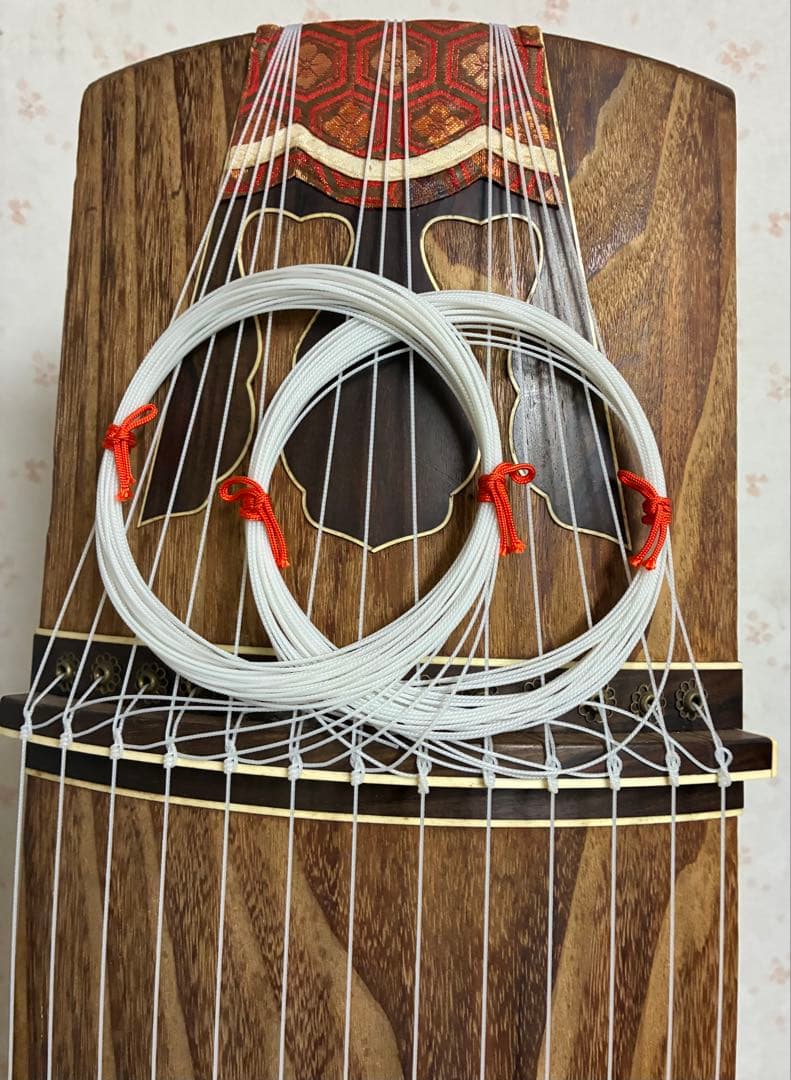 13弦お琴です。弦も新し目で、琴柱も付いて、音色の良く、琴柱の倒れた跡も少ない