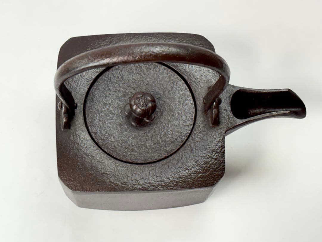 人間国宝 【高橋敬典】 造 四方銚子 替え染付蓋 鉄製 共箱共布栞付 T−487