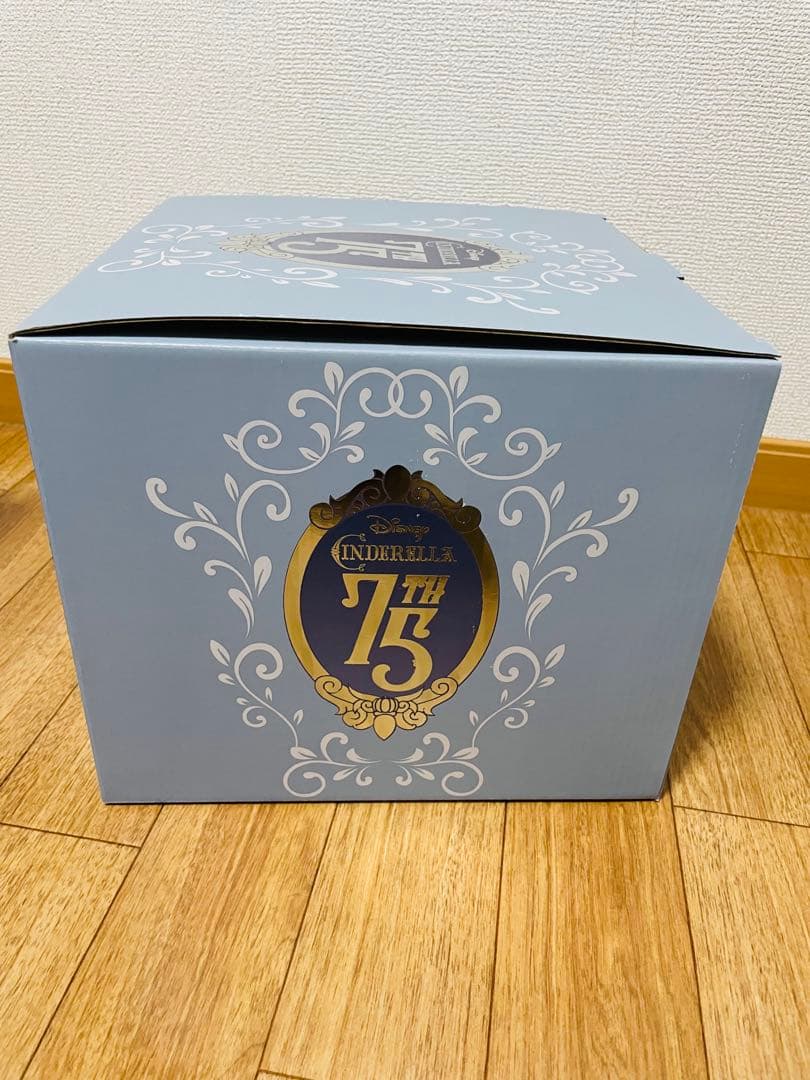 ディズニーストア シンデレラ フィギュア ライトアップ ガラスの靴 75th