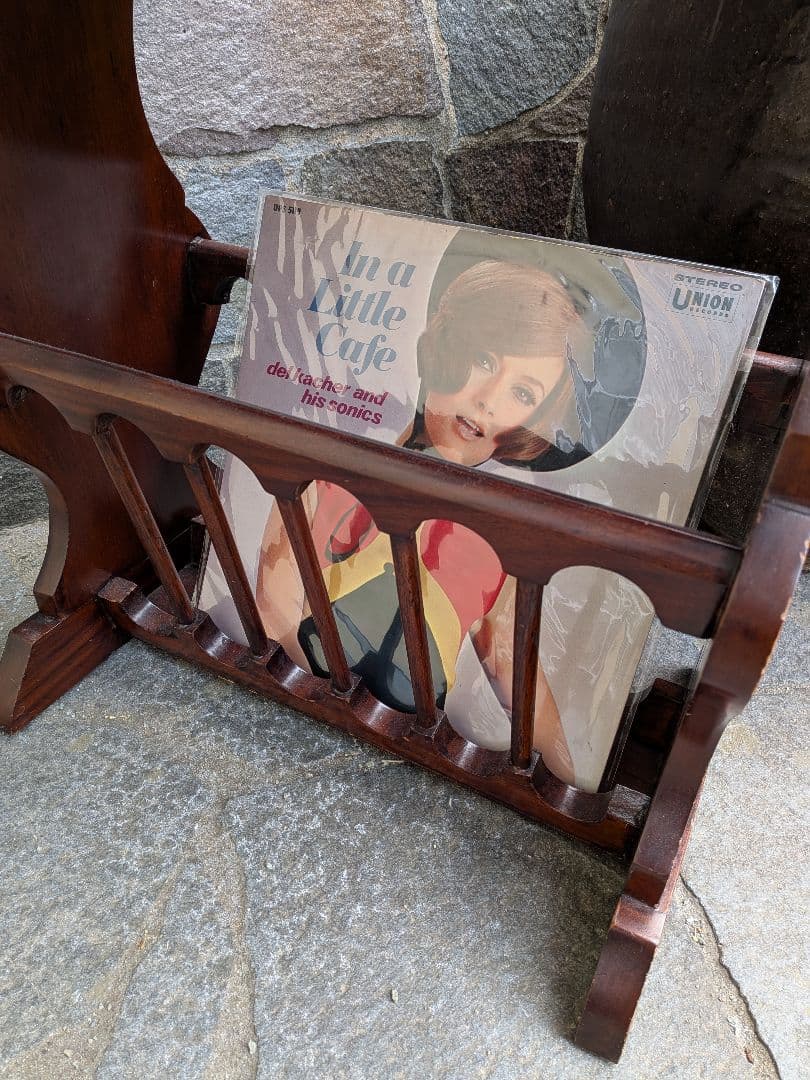 AI商品です。ミッドセンチュリー楕円形テーブル マガジンラックつき