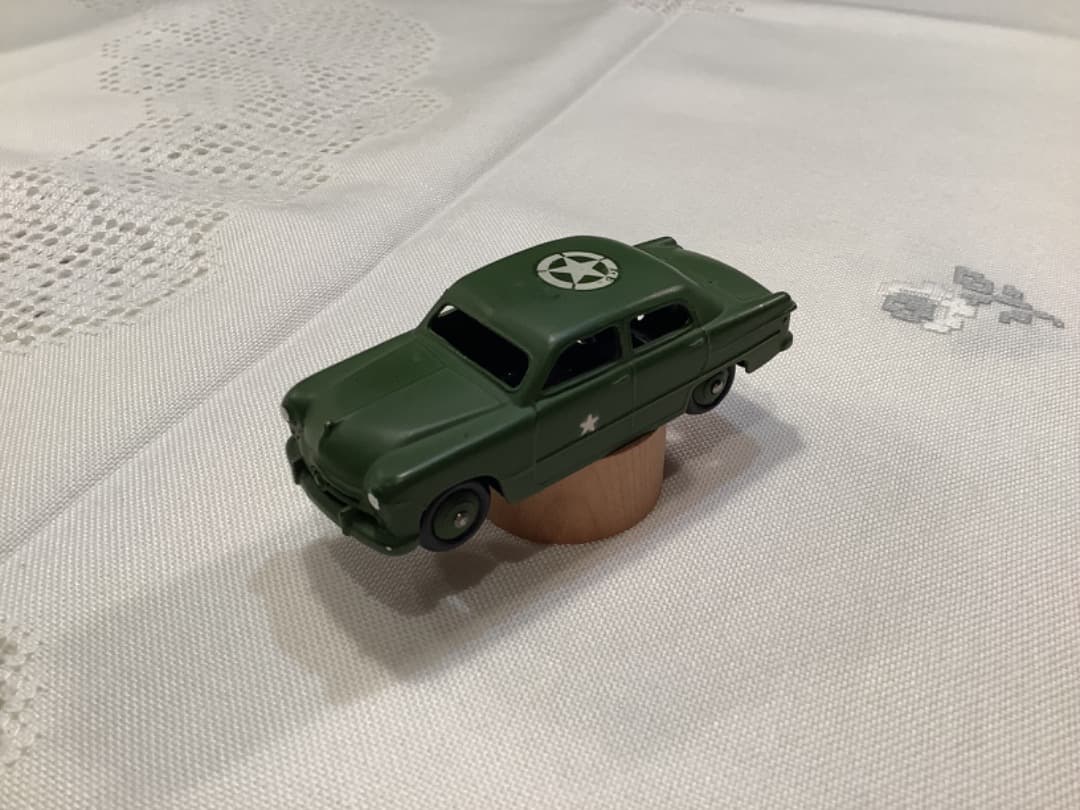 美品　DINKY TOYS ARMY STAFF CAR ミニカー
