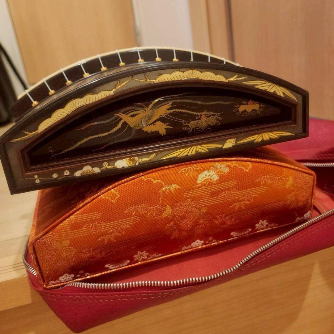 高級琴　綾杉彫り　くり甲　13弦 口前金装飾　竜舌金蒔絵