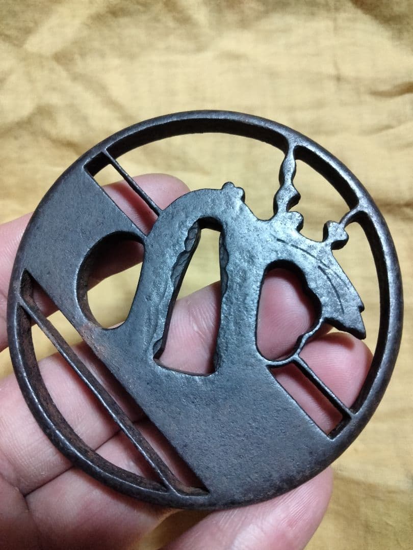 ♦最終価格♦鉄鍔　鐔(土佐国住　明珍紀利雄　桐に引両図透かし)　江戸時代　箱付き