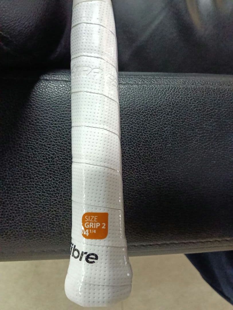 新品テクニ ファイバーT-FIGHT100インチ300ｇ未使用ガット付き