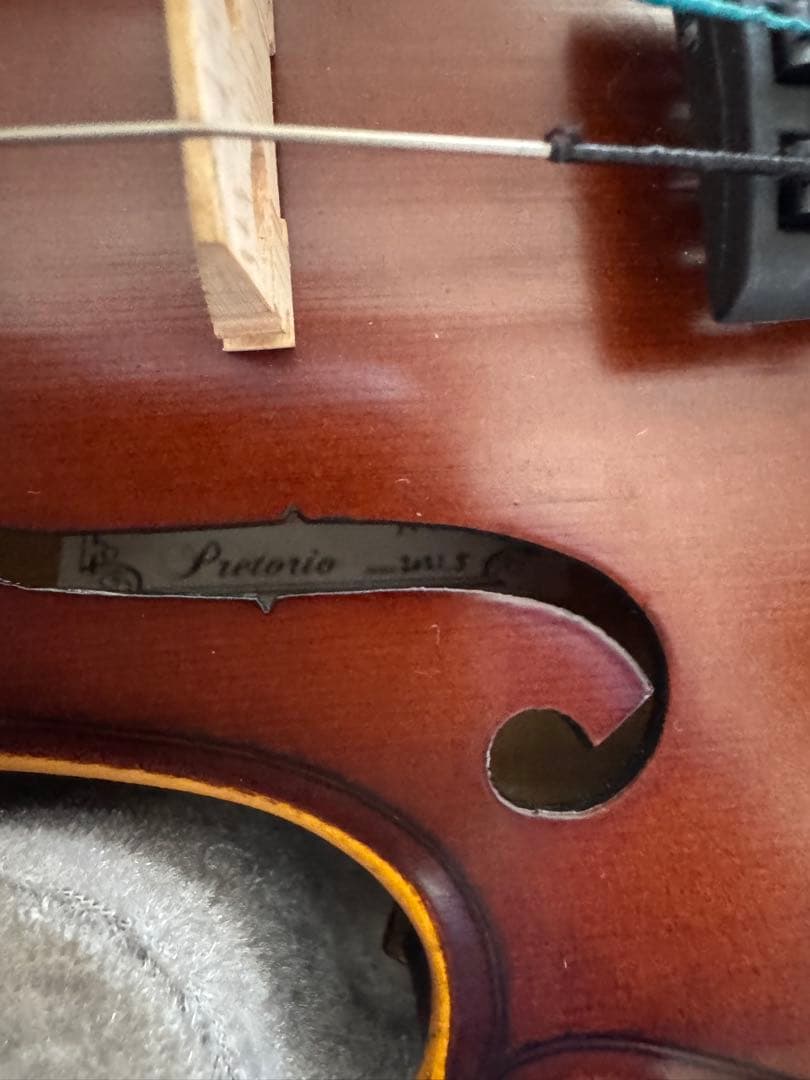 Pretorio バイオリン本体と弓、ハードケースと肩当て付き　1/2サイズ