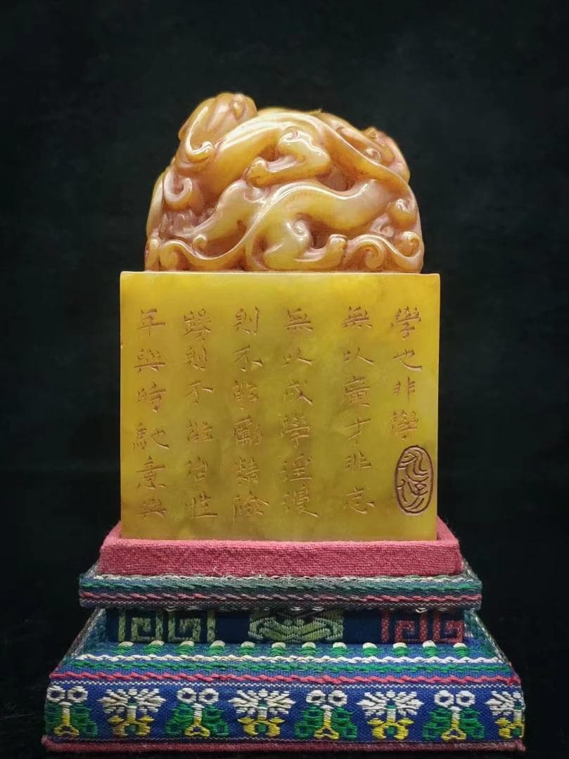 中国古美術・珍蔵木の箱付・寿山石の印鑑・元の原石・寿山石・文房具・天然石・細密彫