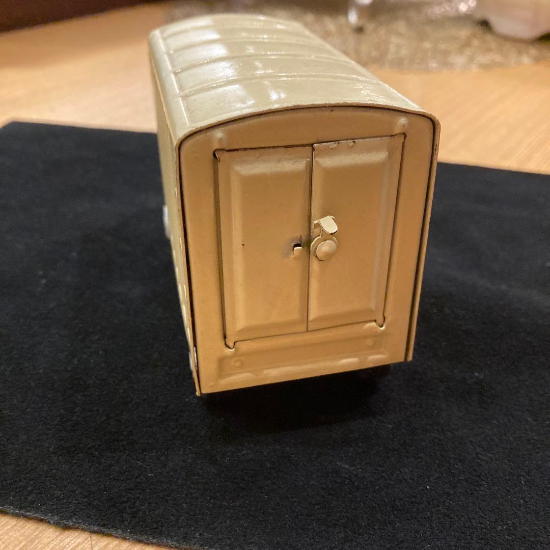 赤とベージュのトラック PLAY ME