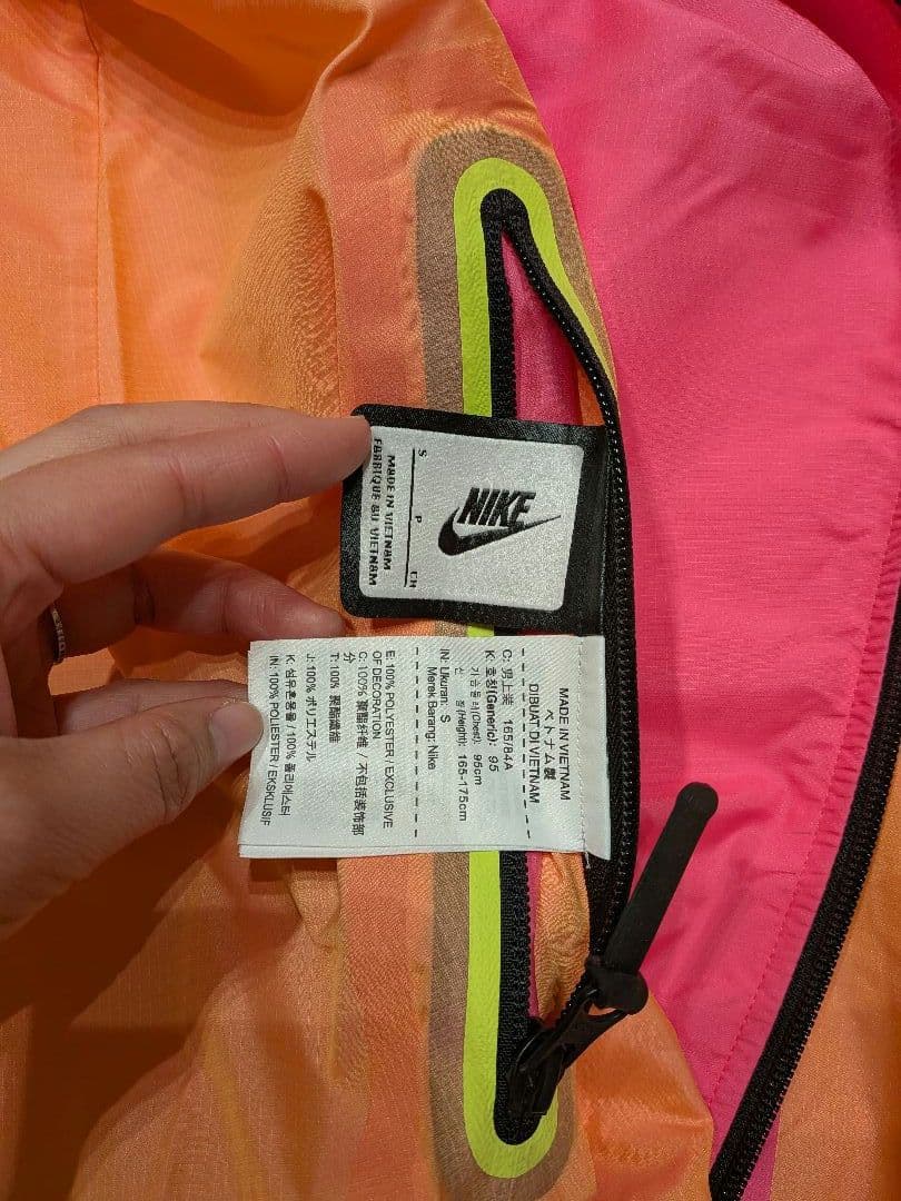 ☆美品☆NIKE ウインドランナー S 定価3万8500円 826834-639