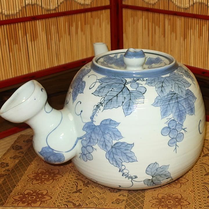 インテリア置物・オブジェ・華道　花器　大型急須型花瓶　染付ぶどう