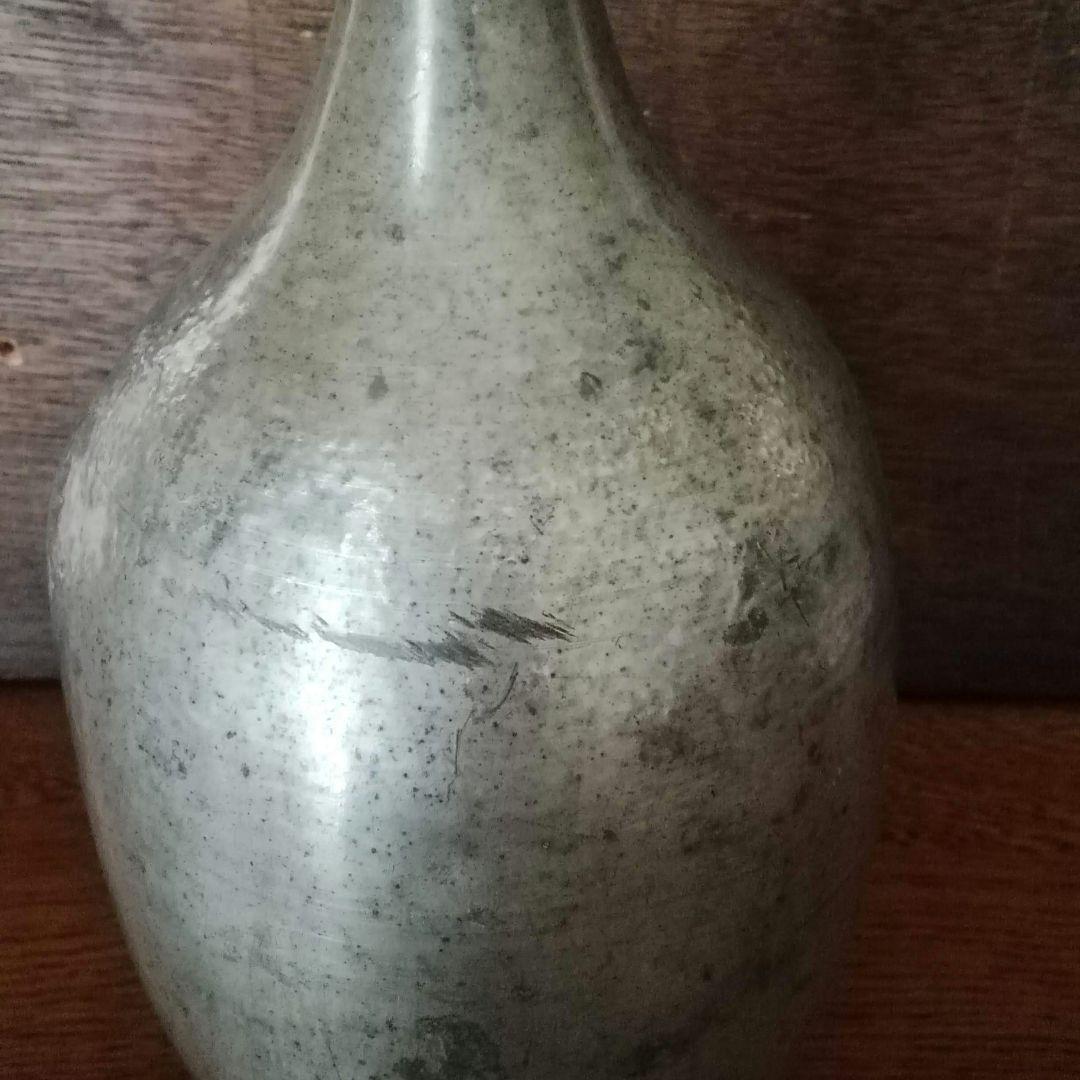 鈍い銀色　荒れた肌　枯れた錫の徳利　花活け　一輪挿し　江戸明治　水漏れあり