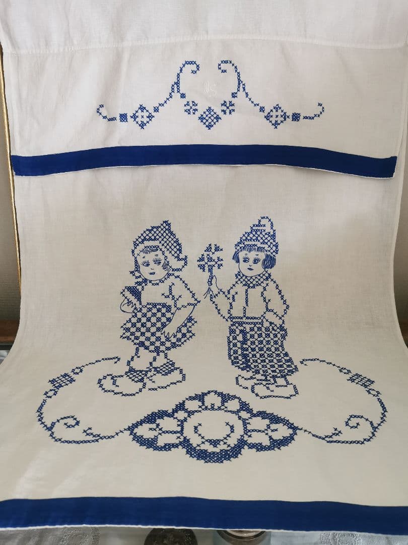 アンティーク オランダ 少女達の青糸刺繍リネン 縦長ドアカーテン 折返し幕パネル