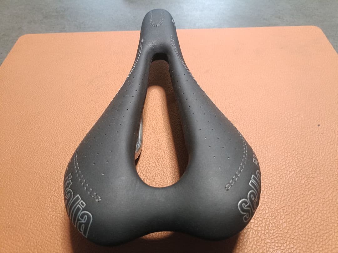 セライタリア サドル　 SLR Lady カーボン