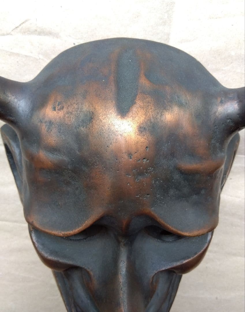 金属製 鬼の顔 彫刻