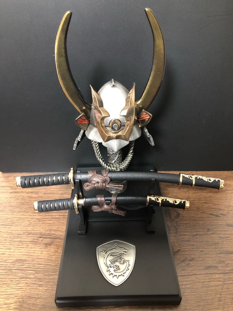 兜と日本刀の置物 子供の日やプレゼント、インテリアにも