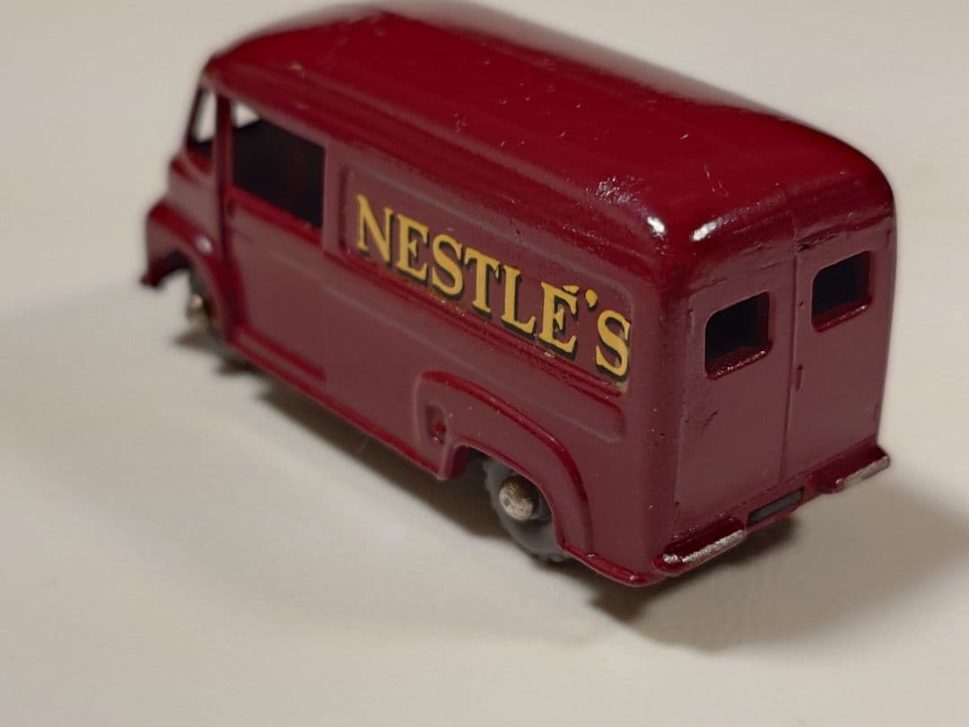 ミニカー MATCHBOX No.69 COMMER 30 CWT VAN Nestles