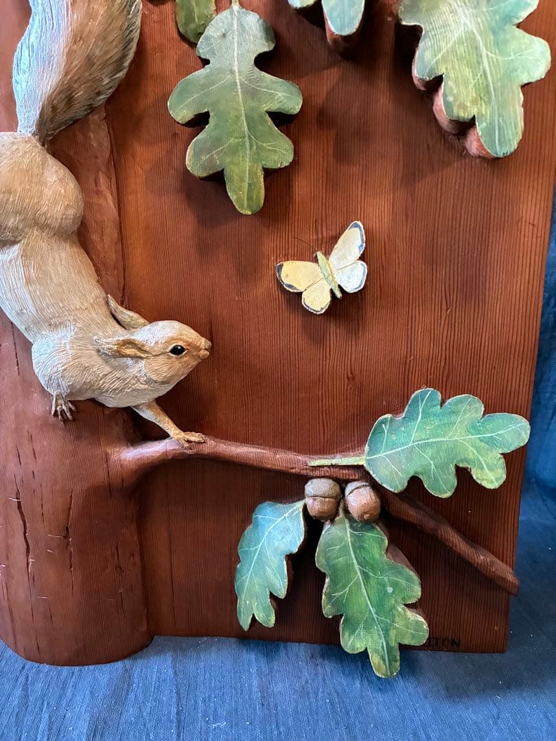 クヌギに登ってドングリを食べるリス　レリーフ　一枚板に浮き彫り