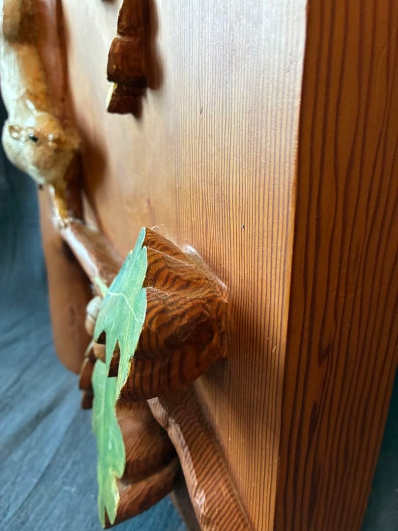 クヌギに登ってドングリを食べるリス　レリーフ　一枚板に浮き彫り