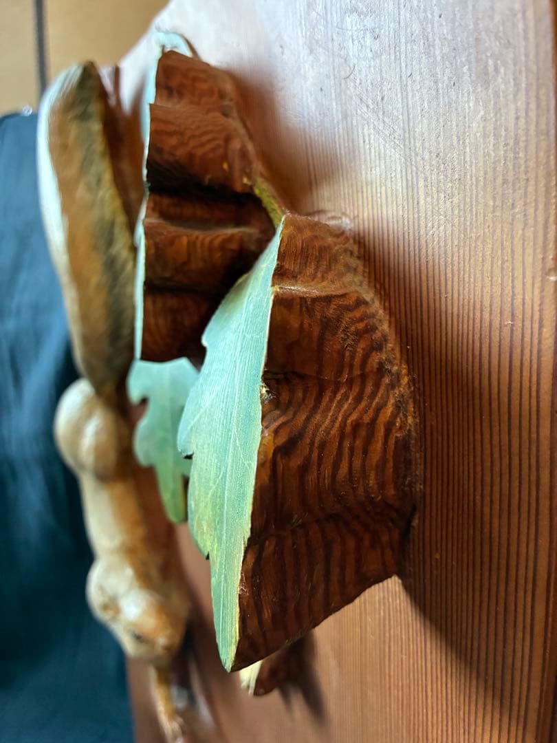 クヌギに登ってドングリを食べるリス　レリーフ　一枚板に浮き彫り