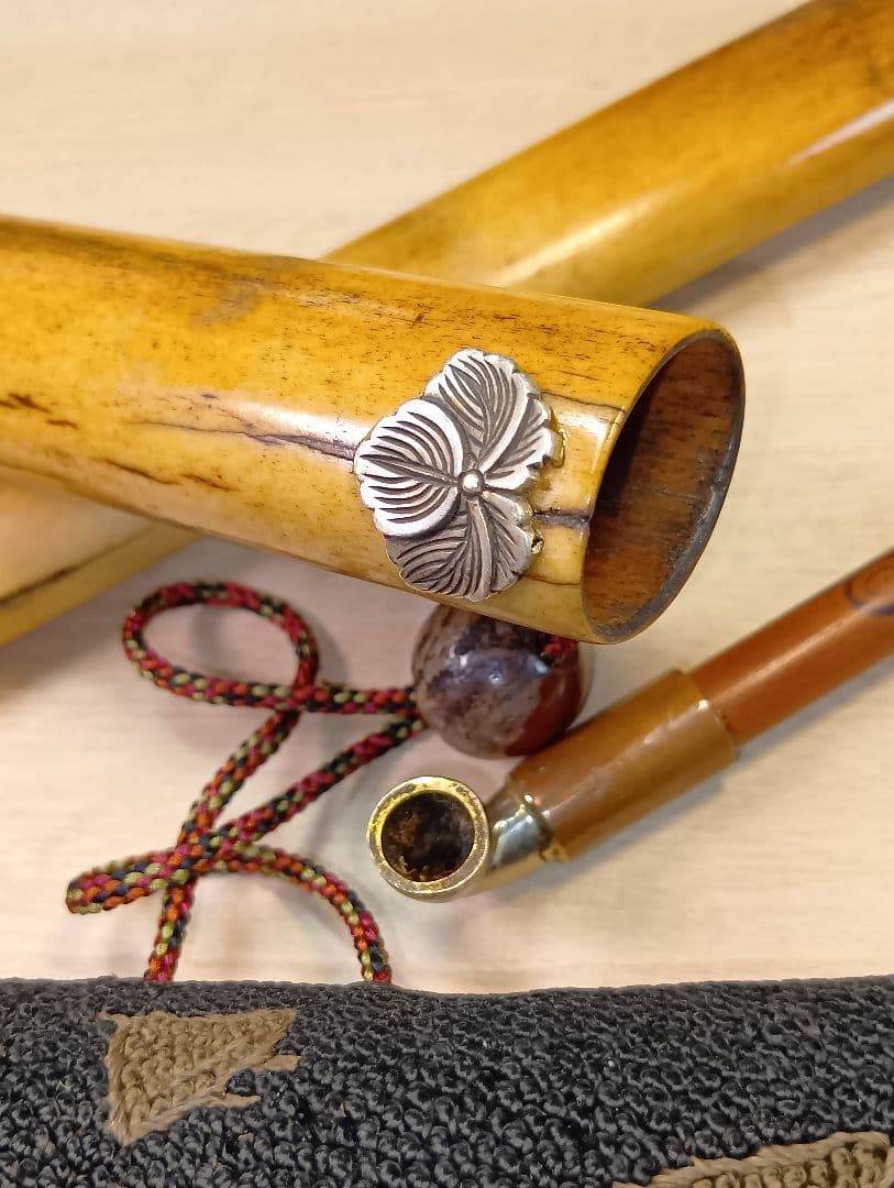 煙草入相良刺繍／達磨図前金具／美品煙管筒