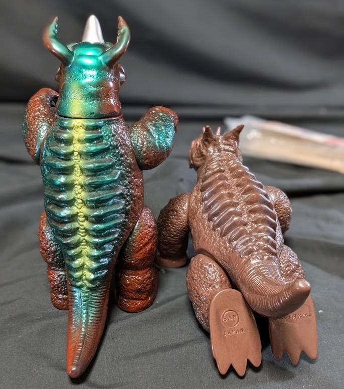 パゴス四足歩行版・ネロンガ（マルサン）ソフビフィギュア２体セット