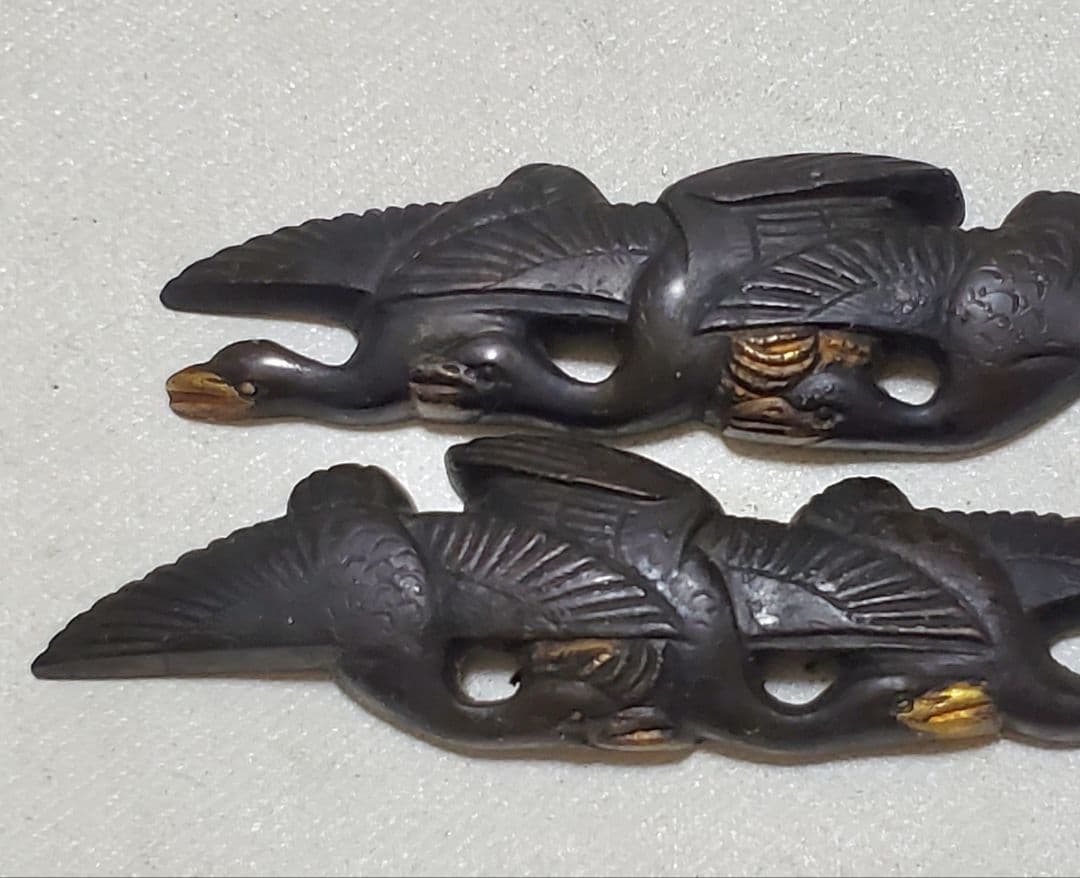 赤銅か四分一の目貫　飛鶴の図　江戸時代