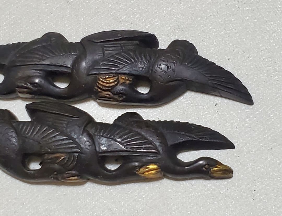 赤銅か四分一の目貫　飛鶴の図　江戸時代