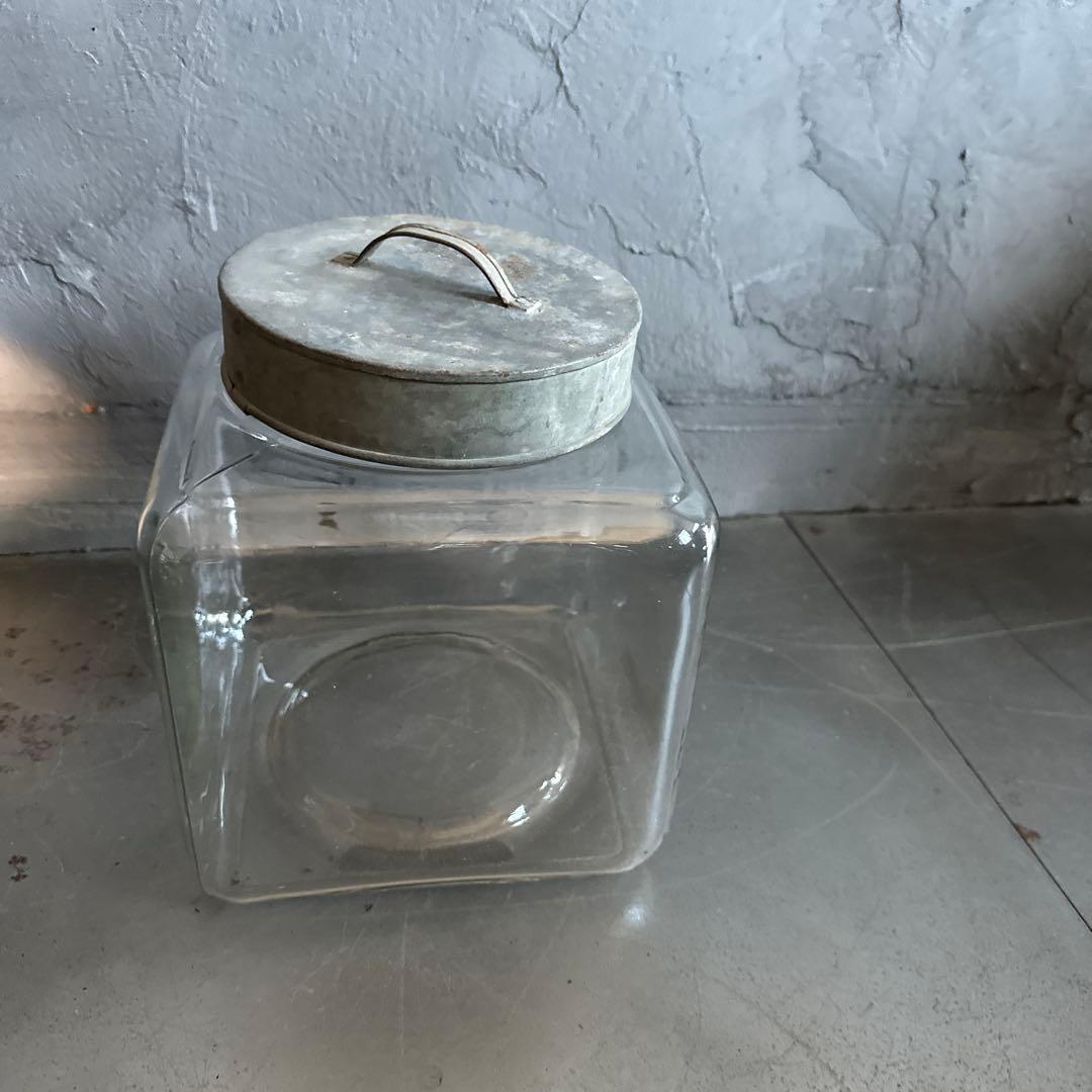 お値下げ‼️ヴィンテージ　ガラス製四角いジャー 金属蓋付き