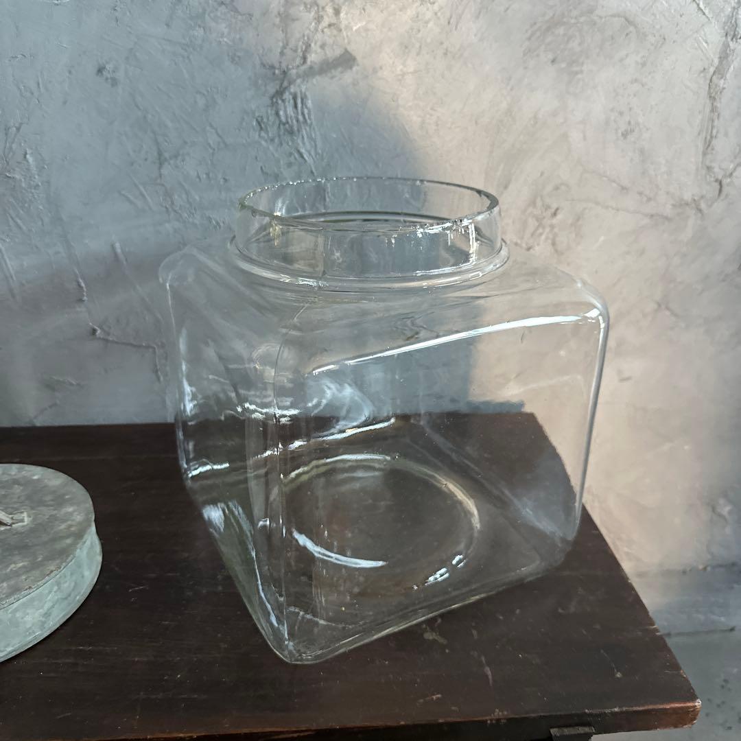 お値下げ‼️ヴィンテージ　ガラス製四角いジャー 金属蓋付き