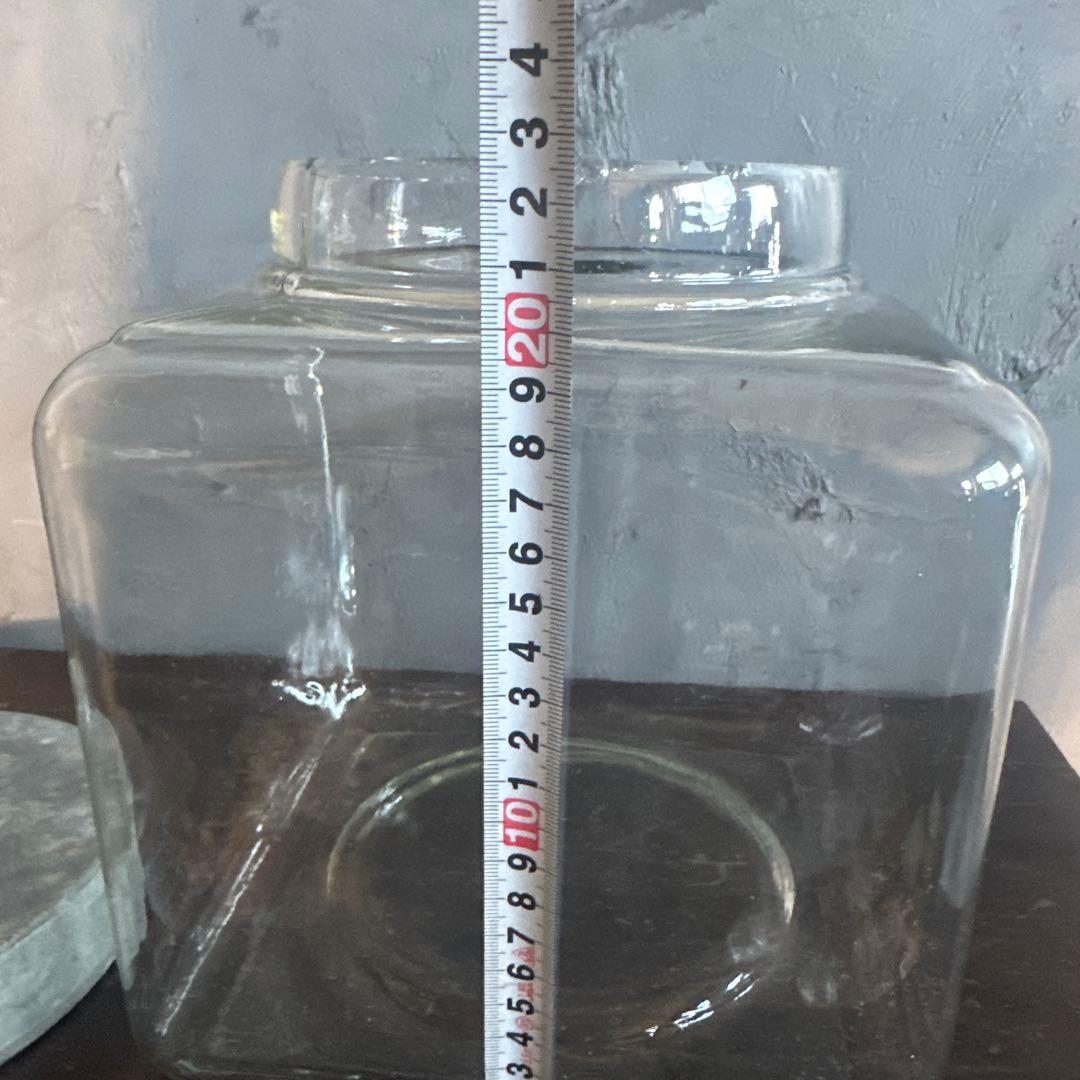 お値下げ‼️ヴィンテージ　ガラス製四角いジャー 金属蓋付き