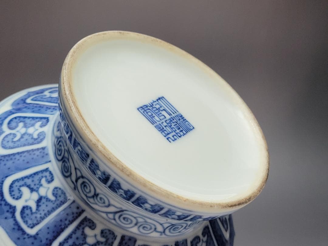 染付 吉祥 龍紋 両耳花瓶 「大清乾隆年製」銘 明清時代 高さ約20.8cm