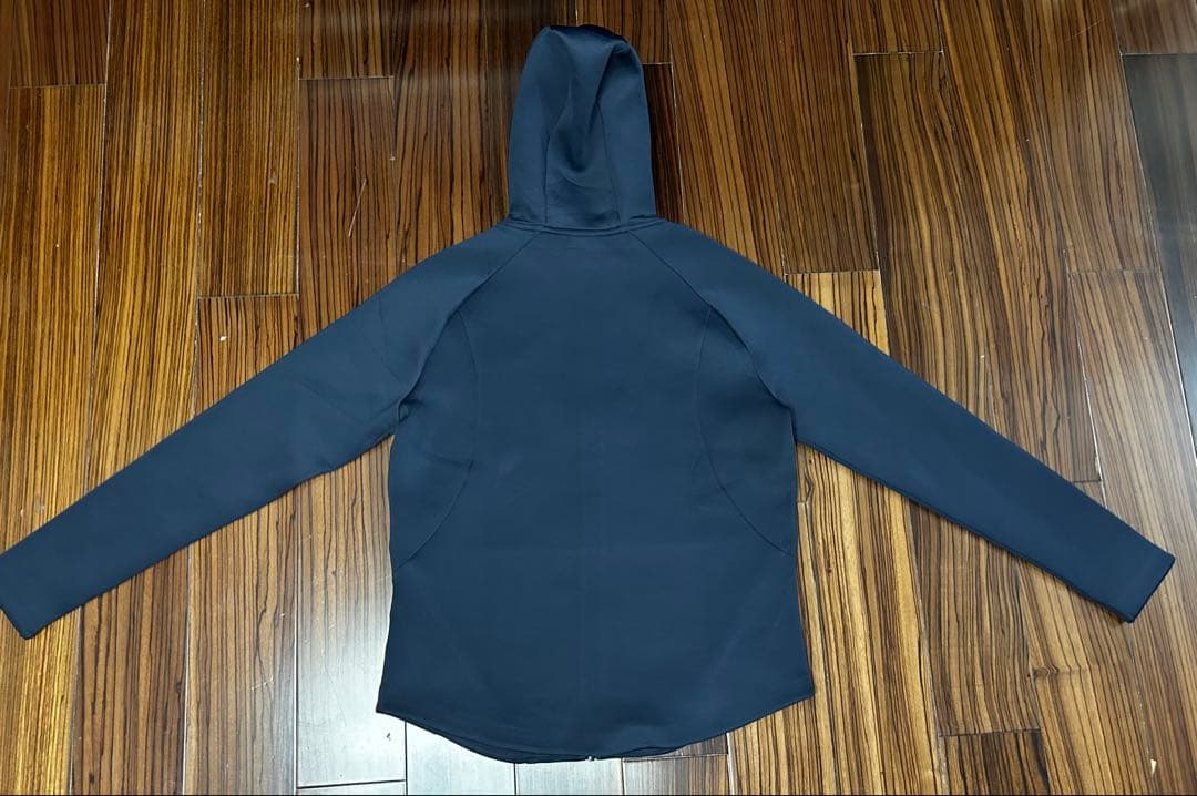 プロメテウス　Lions 2025 Everest フーディ