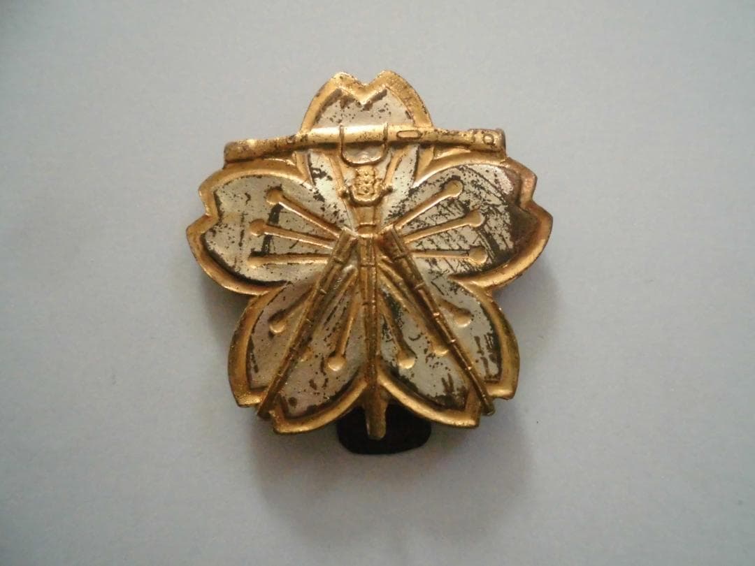 桜と遠測器の金属製装飾品　旧日本軍の砲兵観測徽章