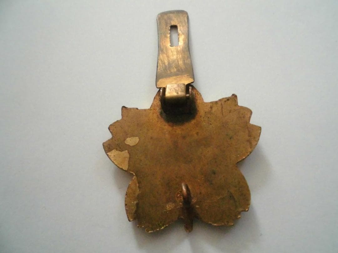 桜と遠測器の金属製装飾品　旧日本軍の砲兵観測徽章