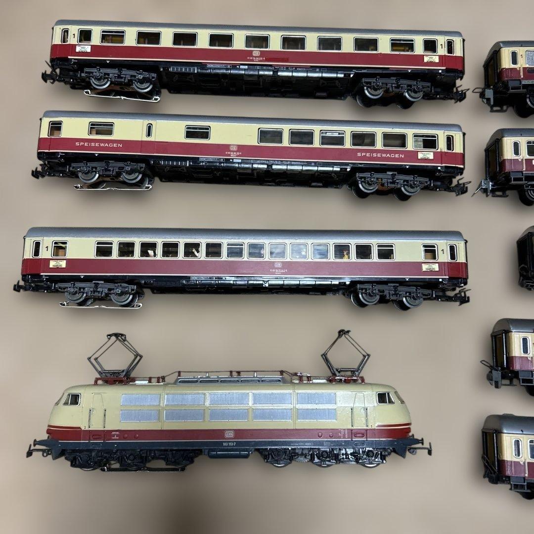 HOゲージ 鉄道模型 客車8両編成と機関車