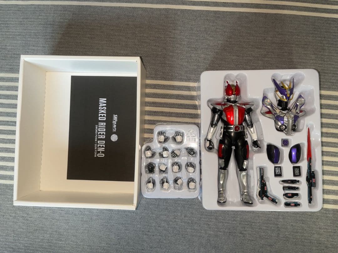 S.H.Figuarts真骨彫製法 仮面ライダー電王ソードフォーム.ガンフォーム