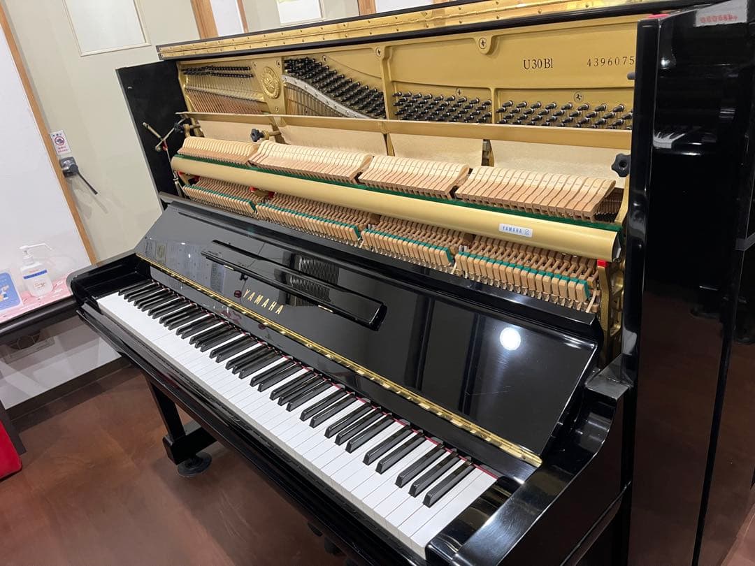 超価格 ヤマハU30BLピアノ、サイレント付、人気のベストセラーモデル♪