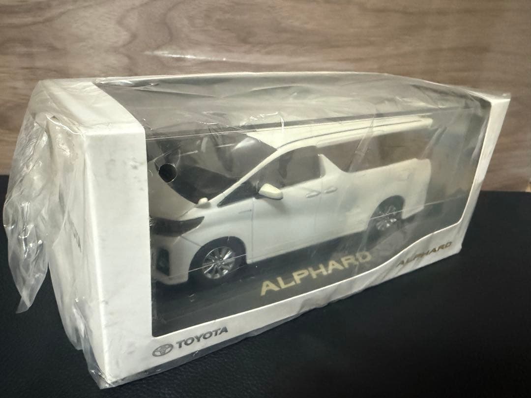 トヨタ アルファード 30系前期モデル 1/30 ミニカー ホワイトパール