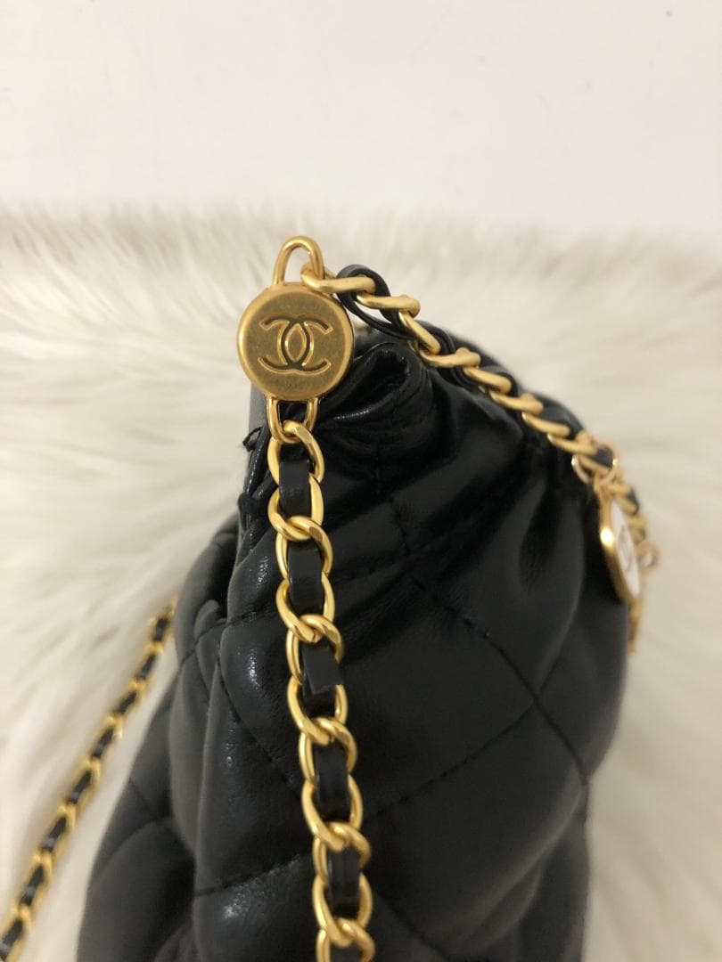 ブラック ショルダーバッグ レザー　多いロゴ　エレガント　女性　ノベルディー