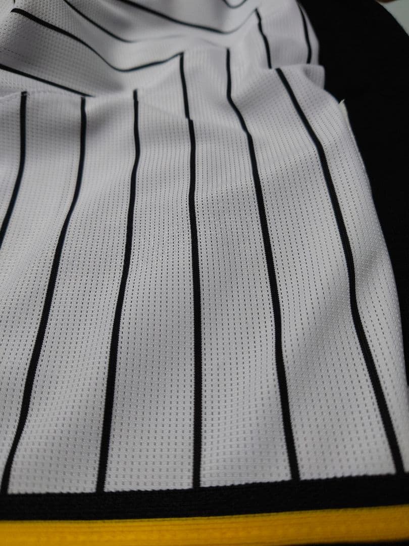 阪神タイガース 佐藤輝明 ユニホーム チャンピオンエンブレム付 L 説明文必読