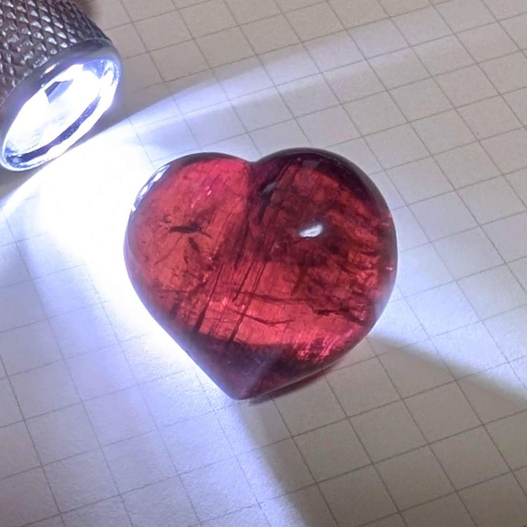 【美品】イーダーオーバーシュタイン磨きのレッドトルマリン（キャッツアイ効果）