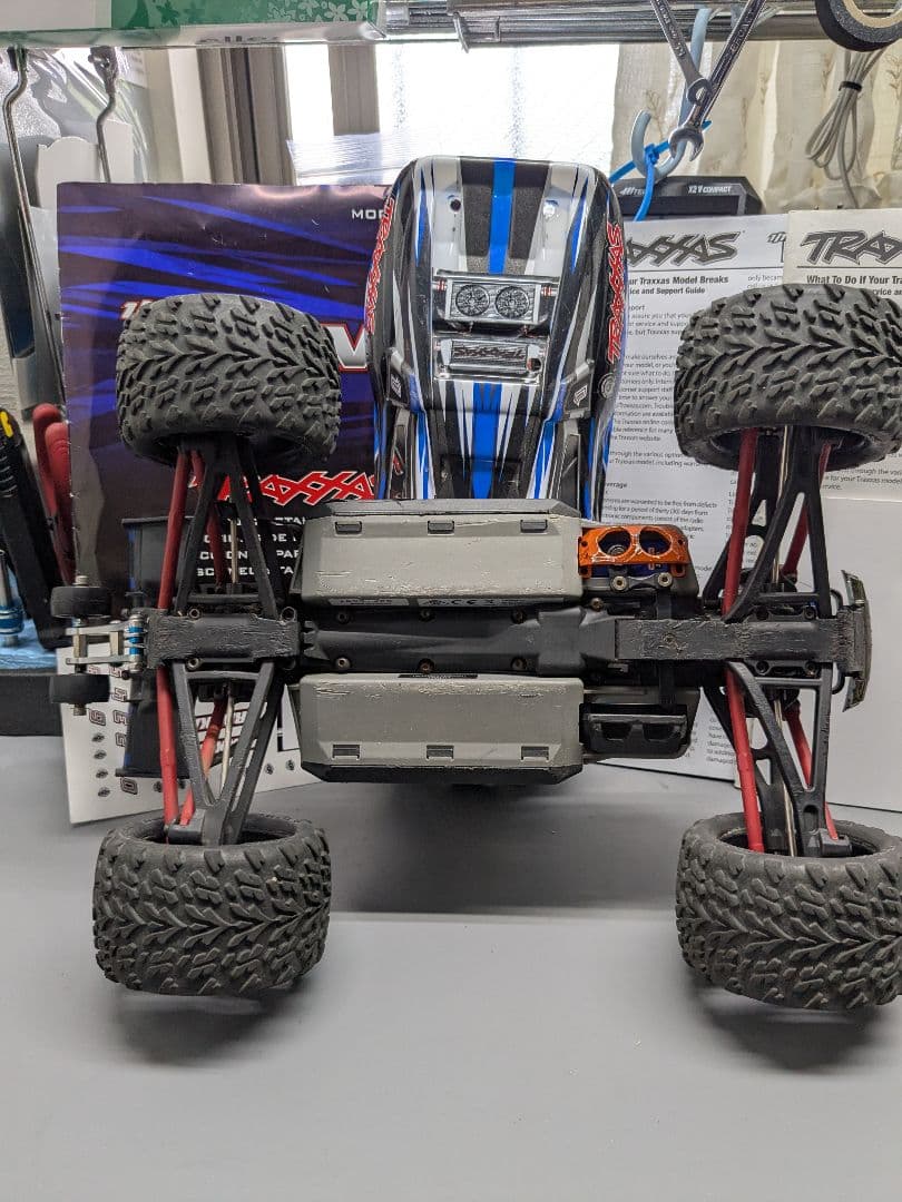 トラクサス E-Revo 1/16