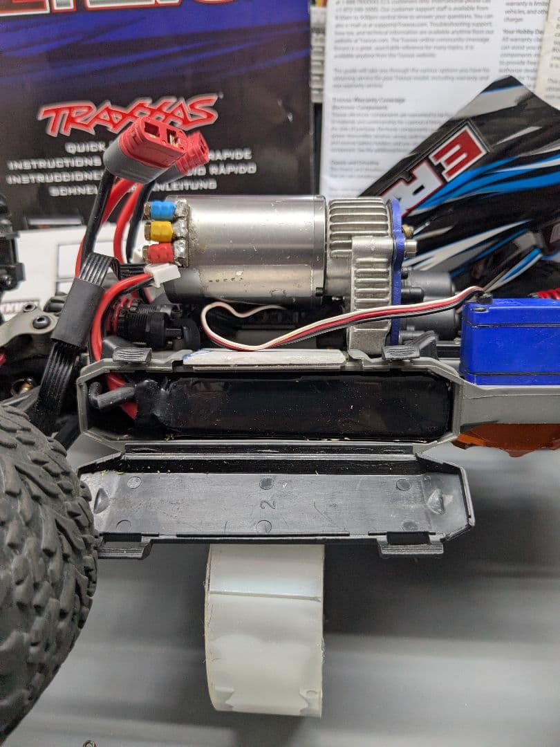 トラクサス E-Revo 1/16