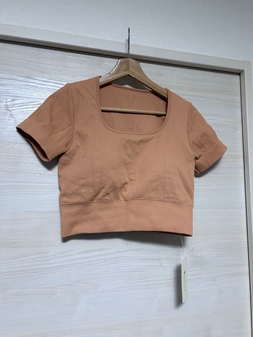 【SUKALA】ウエーブリブアクティブクロップドトップス