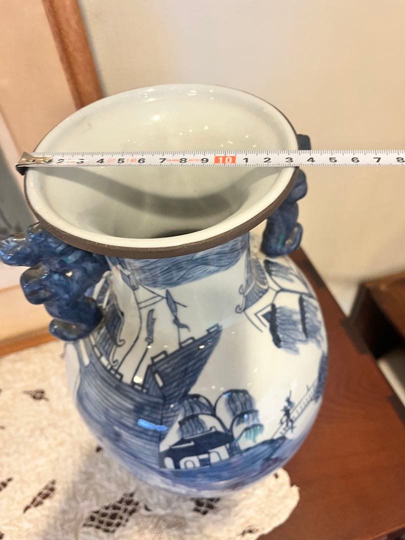 青白い陶器の花瓶 獅子持ち