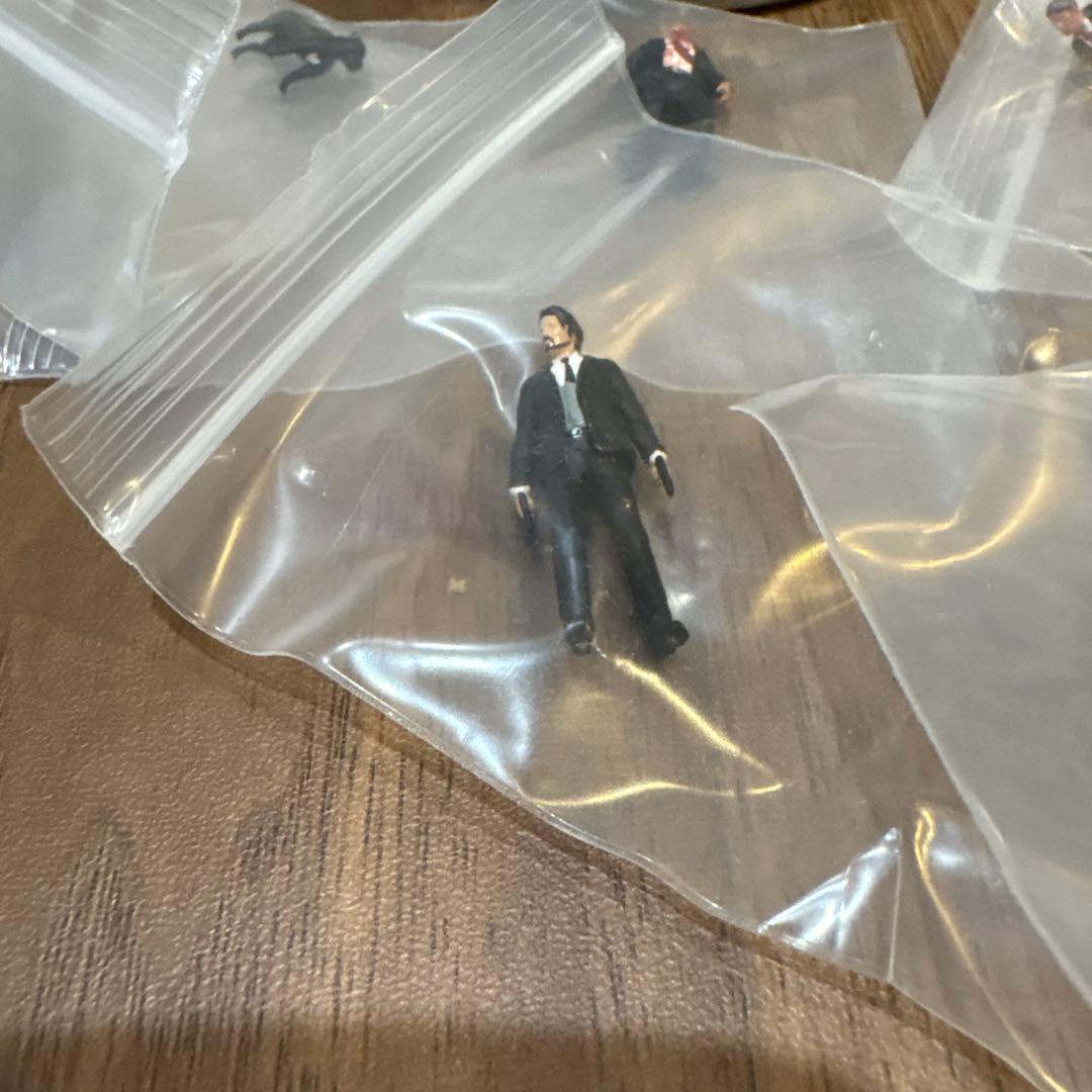 【未開封】フィギュア　1/64 4人+犬 ドラム缶4個