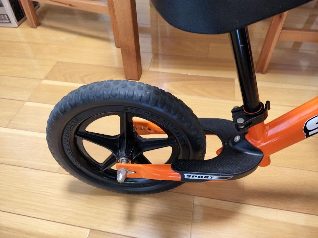 ストライダーSTRIDER スポーツ (オレンジ)とオレンジのヘルメット