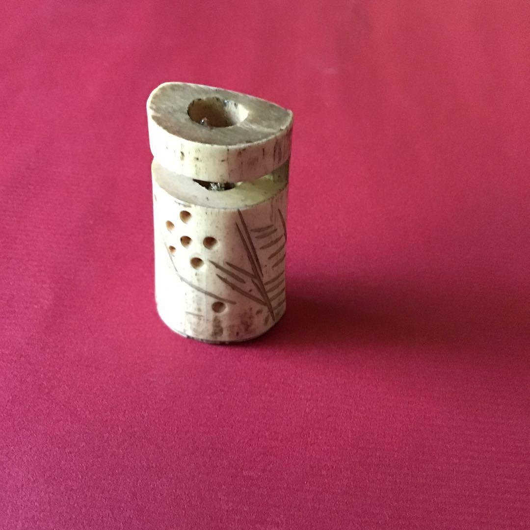 根付け　花掛　日本ホンシュウ鹿角材質　N19