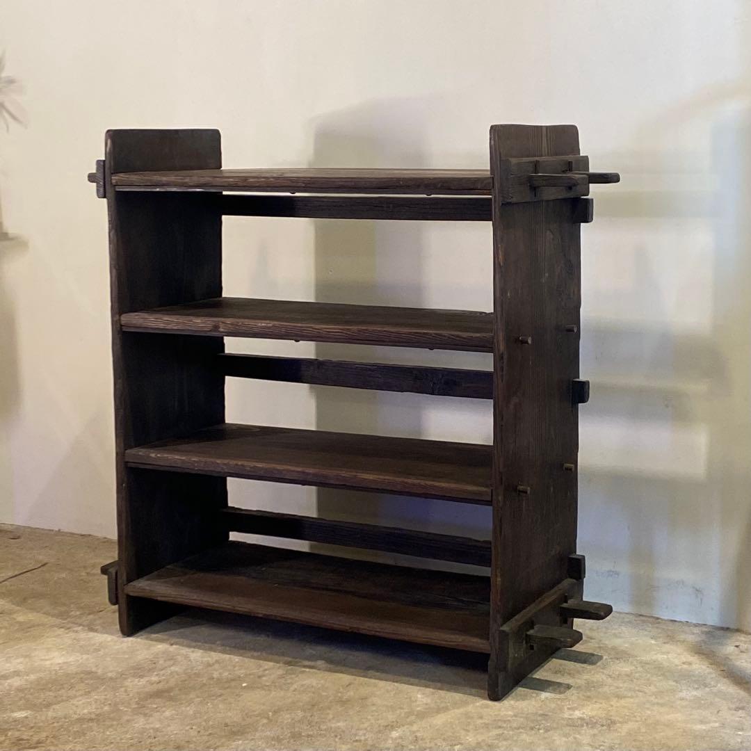 濃い木味の古い飾り棚 四段 アンティーク