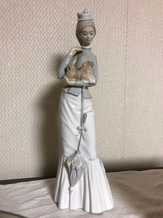 リアドロ　犬を抱く貴婦人　アンティーク