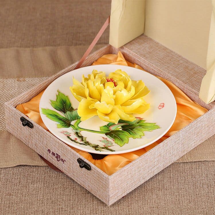 洛陽の牡丹の磁器の皿を手で描いて、中国式の家庭装飾の置物、特色の贈り物は皿